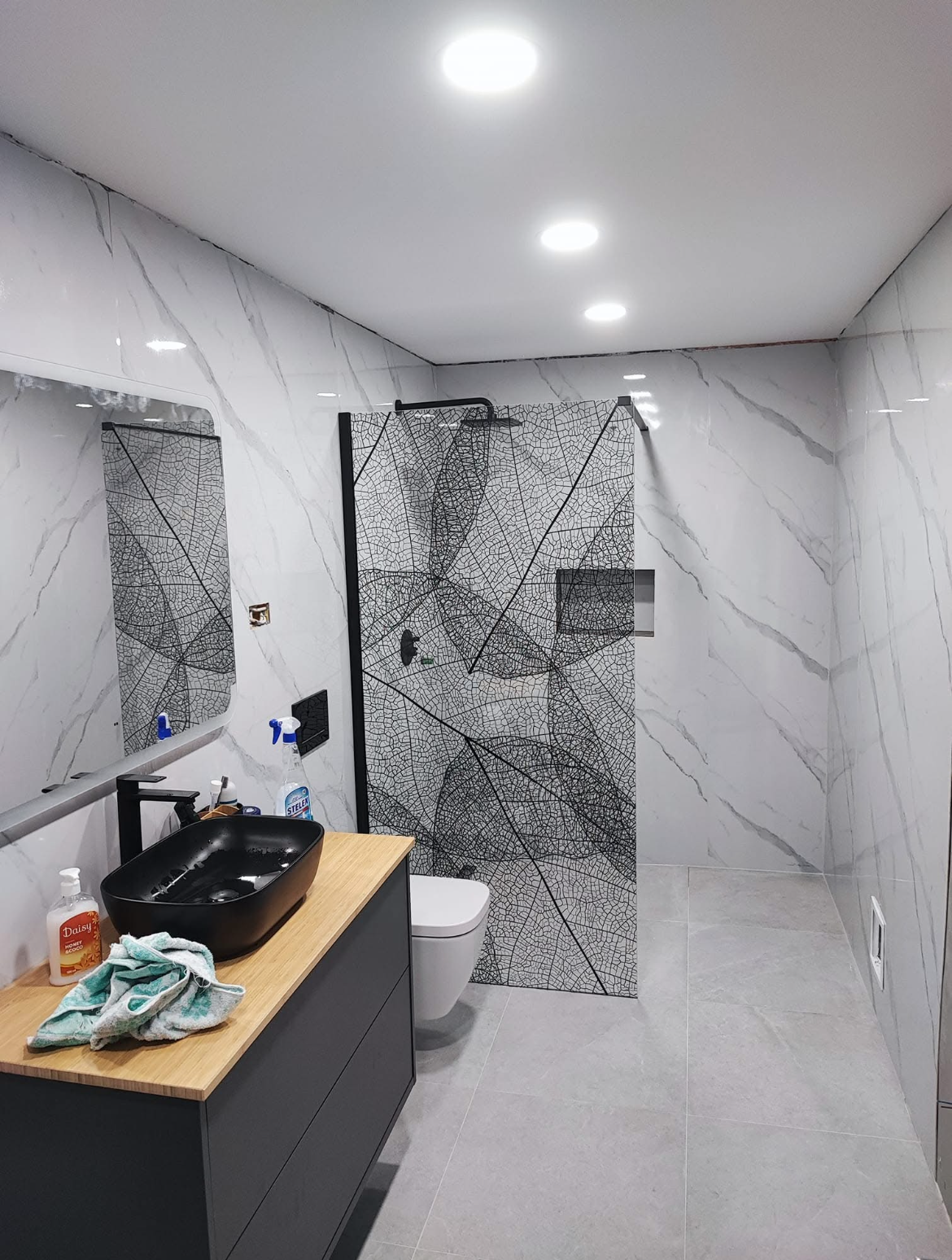 Carrara Soft – Beli marmor s sivimi žilami · mat